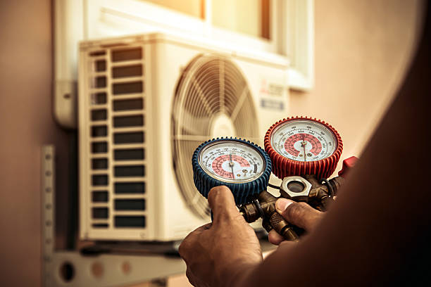 Professional Ac Installation technician working in Arlington, TX